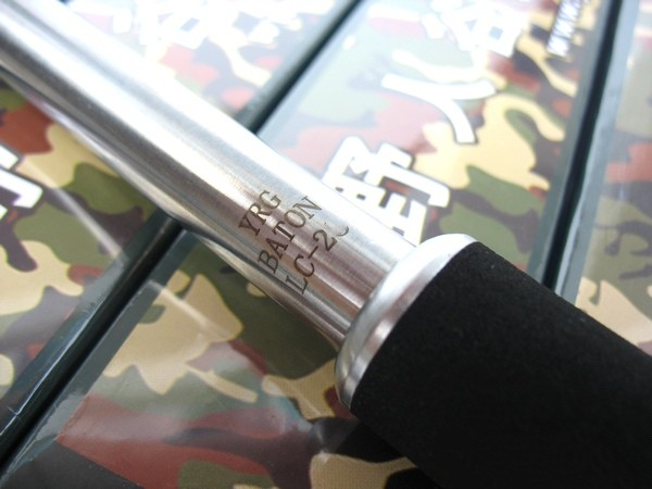 如何使用伸縮甩棍？